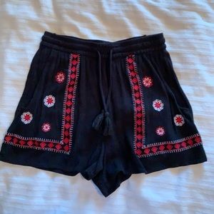 2/$10 💝 H&M boho embroidered shorts